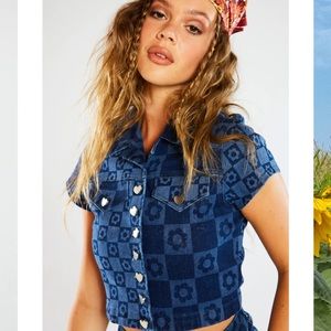 FLOWER PRINT SHORT SLEEVE DENIM CROP TOP